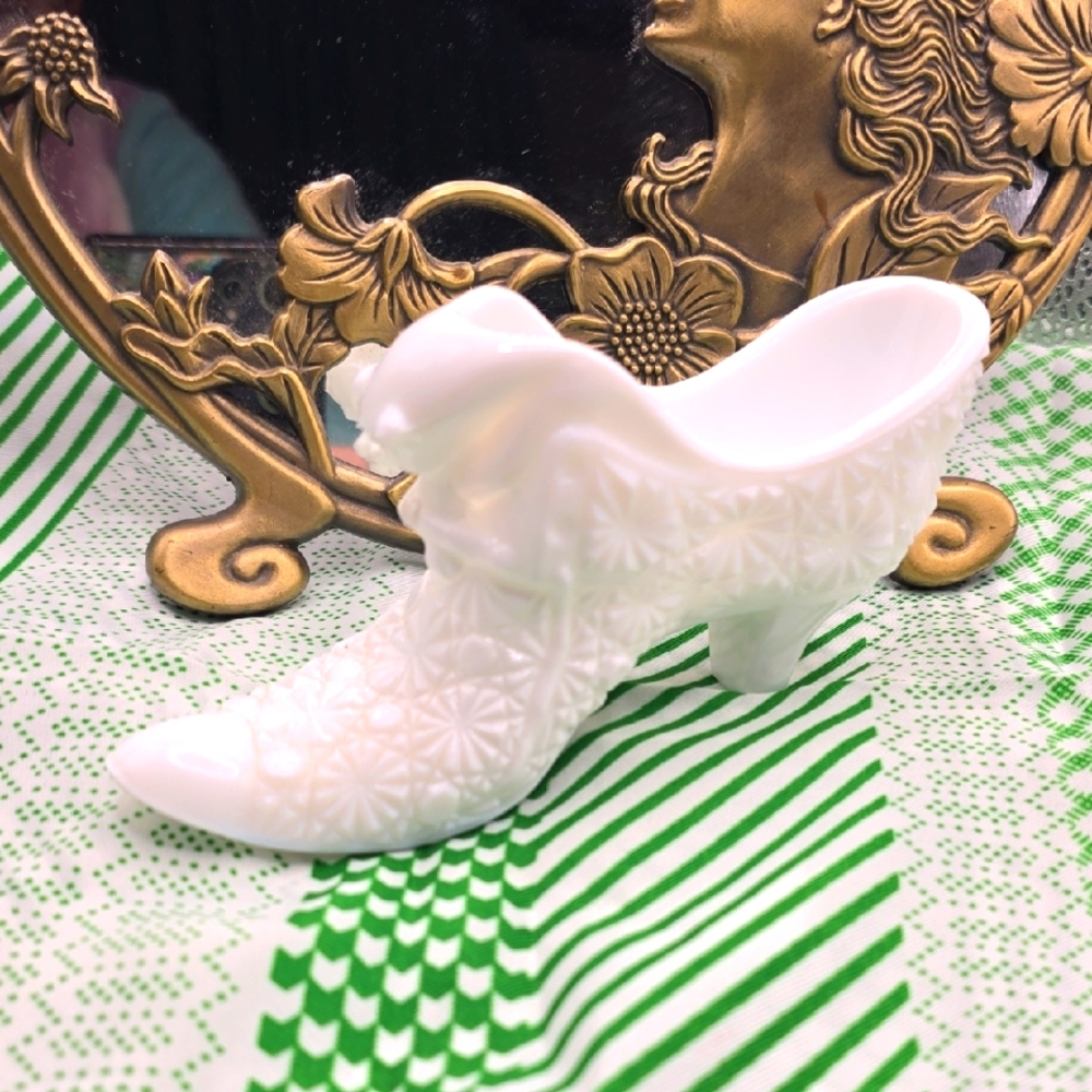 Vintage Fenton Hobnail White Milk Glass White Shoe With Cat Figurine